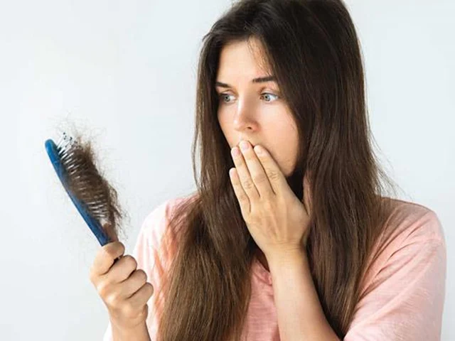 چرا موهایم میریزد؟۷دلیل رایج+راه حل ها