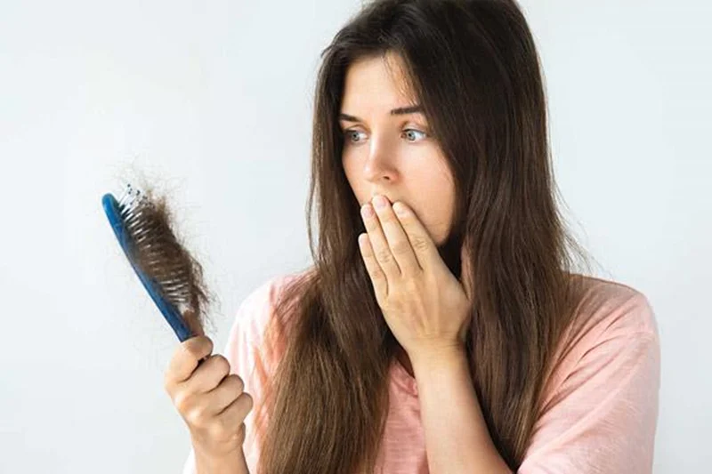 چرا موهایم میریزد؟۷دلیل رایج+راه حل ها